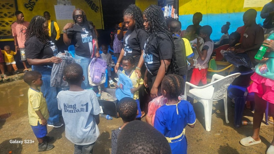 Backpack for a Smile Campaign volunteers distributing supplies